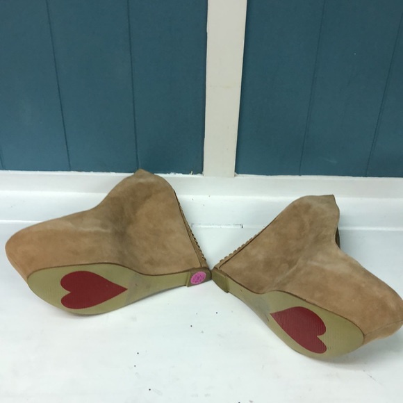 LuiChiny Red Carpet STEAL HER tan platform wedges with gold eyelets women’s sz 8 - Picture 10 of 12